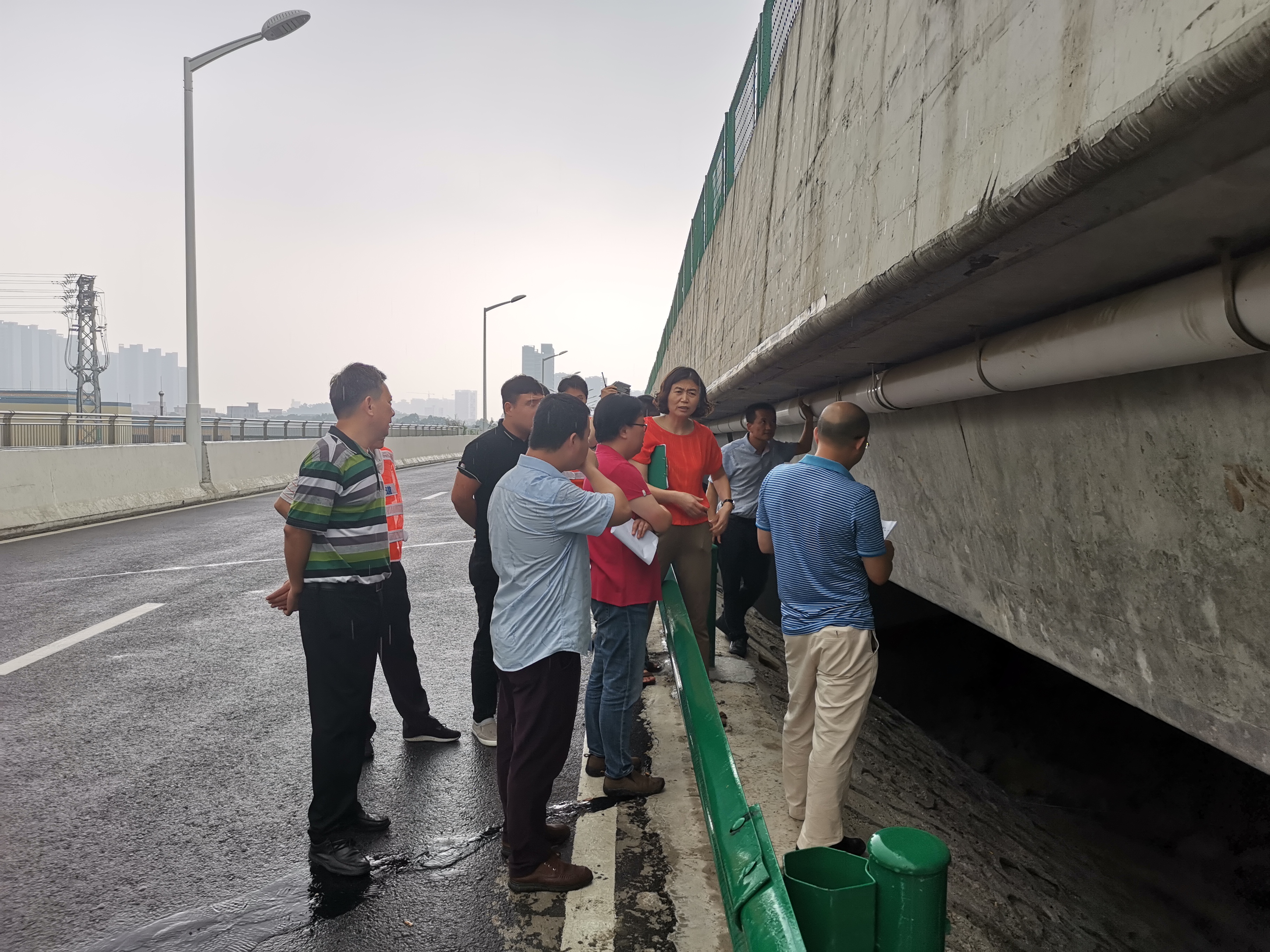 5月23日下午，李局带队检查江门大道北鹤山段存在问题1.jpg