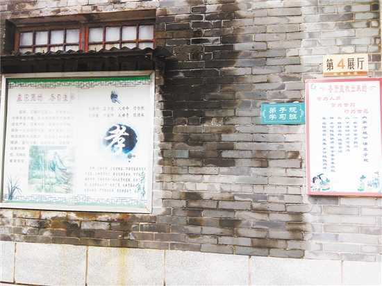 整改前，馆内缺少文明旅游宣传资料；整改后，馆内重新加挂了公益宣传广告。