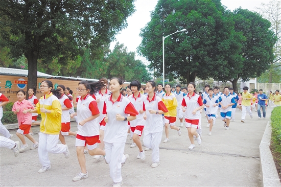 新会陈经纶中学的学生进行体育大课间活动。郭永乐