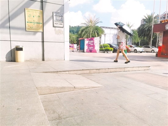 经整改，中环广场门前已设有无障碍通道。