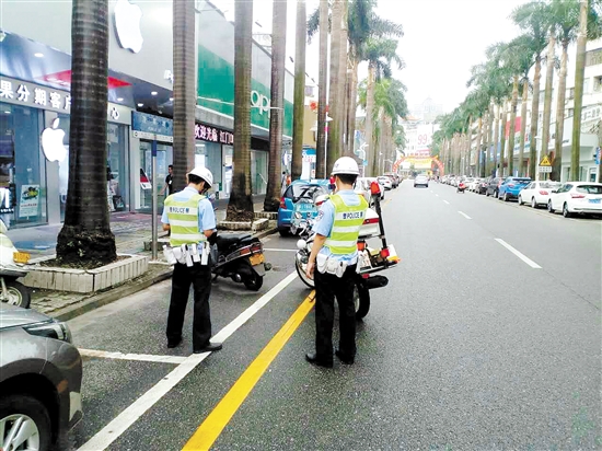 根据现状，交警对蓬莱路停车秩序进行整治。