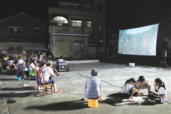 农村电影公益放映为邻里间搭建了沟通的桥梁。江门日报记者