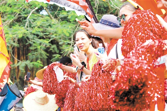 天马村龙舟赛每年都会吸引成千上万观众捧场。