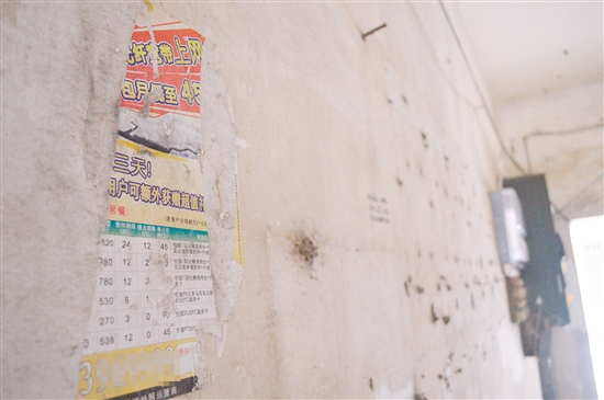 蓬江区不少居民区的楼梯、过道内，仍能看见宽带小广告。李千帆