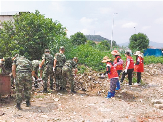 军民携手清理卫生黑点。