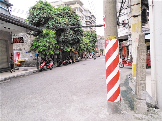 ➡这个长途汽车上落站隐藏在水街农贸市场出入口接壤太平路的转弯位。