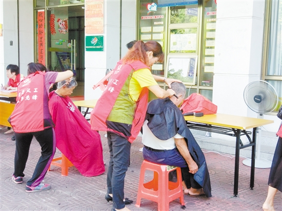老人们在会城街头享受义剪服务。
