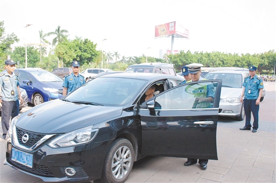 执法人员查获一辆涉嫌非法营运的黑色轿车。