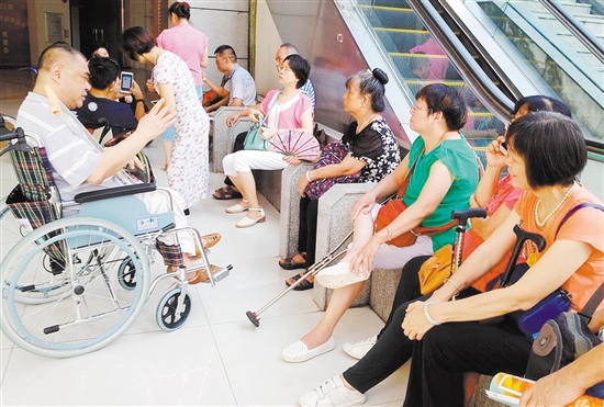 源叔走出了家门，与老朋友见面，有聊不完的话题