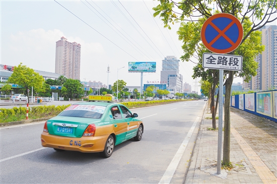 ⬅城轨江门东站道路B线上，数百米长的路面没有一辆小车违规停放。