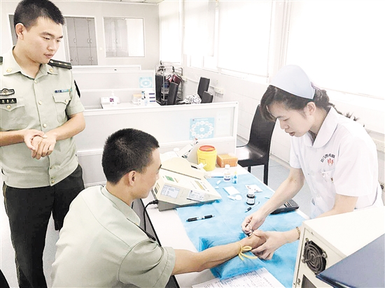 边防官兵赶到市中心医院为患者献血。