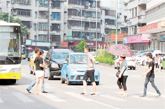 在我市大街小巷，汽车减速礼让行人，成为驾车人的良好习惯。