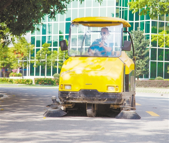 道路要每天保持清洁，离不开清洁工人们的及时清扫。特约摄影师