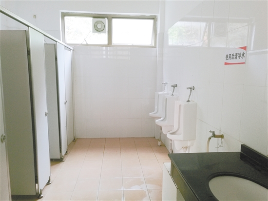 经过整改后公厕地面、设施干净整洁。