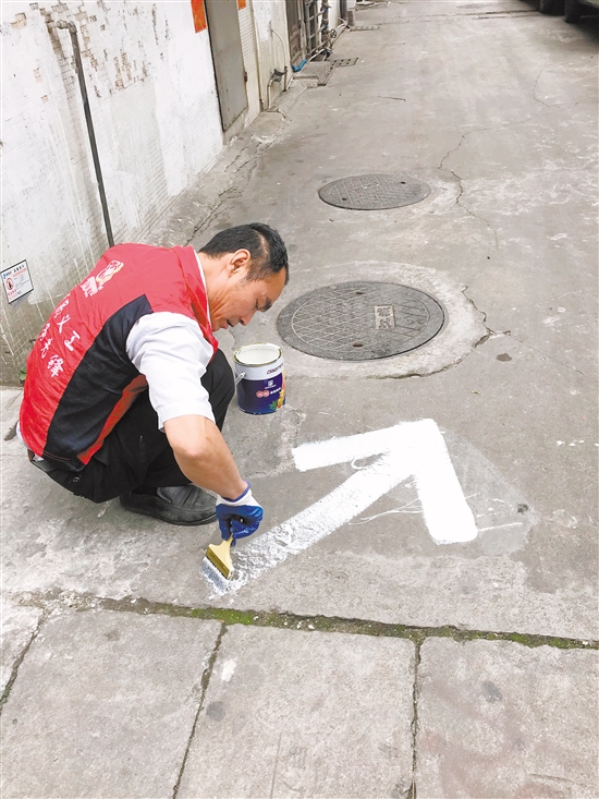 义工将“牛皮癣”变成路标。